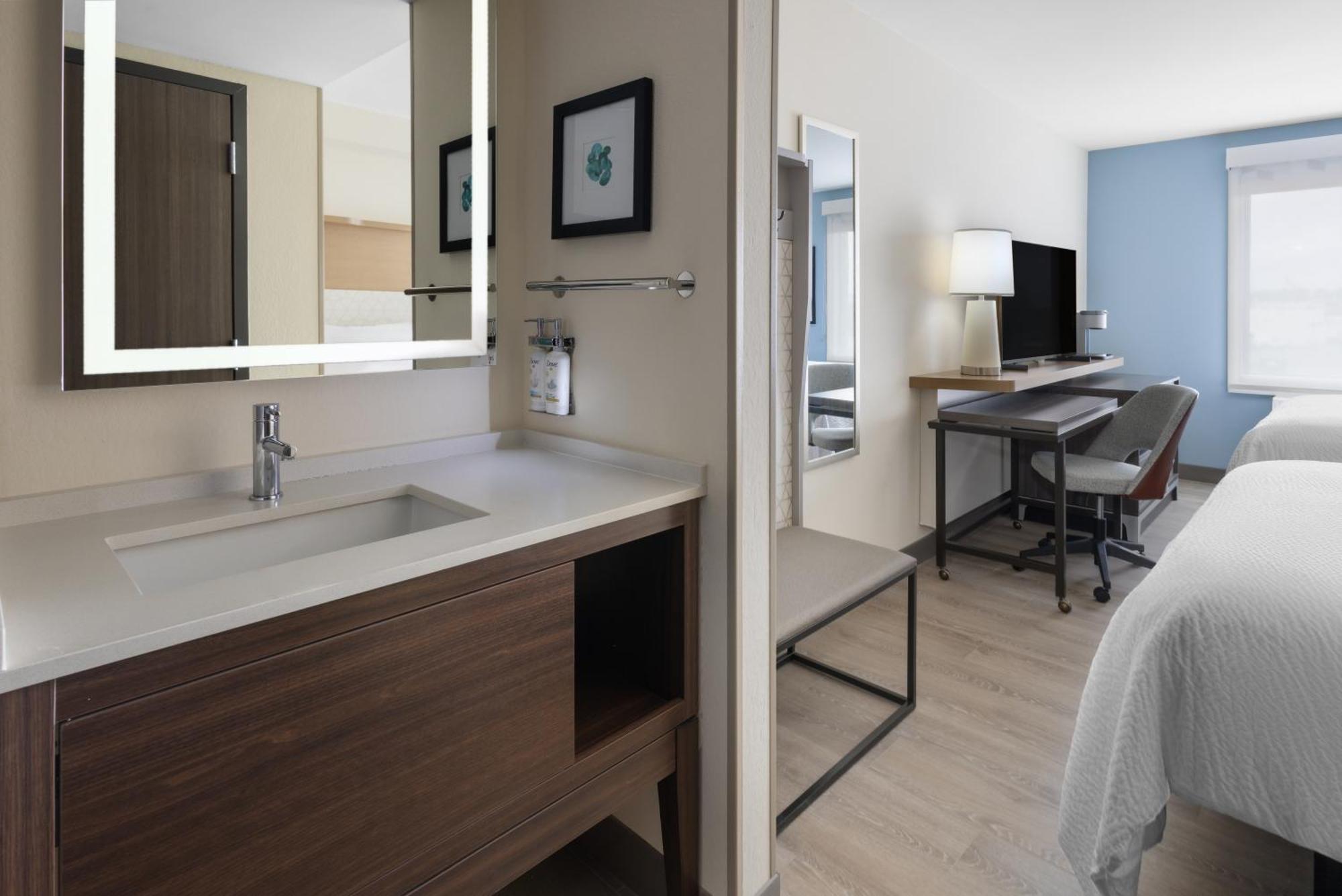 Holiday Inn & Suites Richmond West End, An Ihg Hotel เฮนริโค ภายนอก รูปภาพ