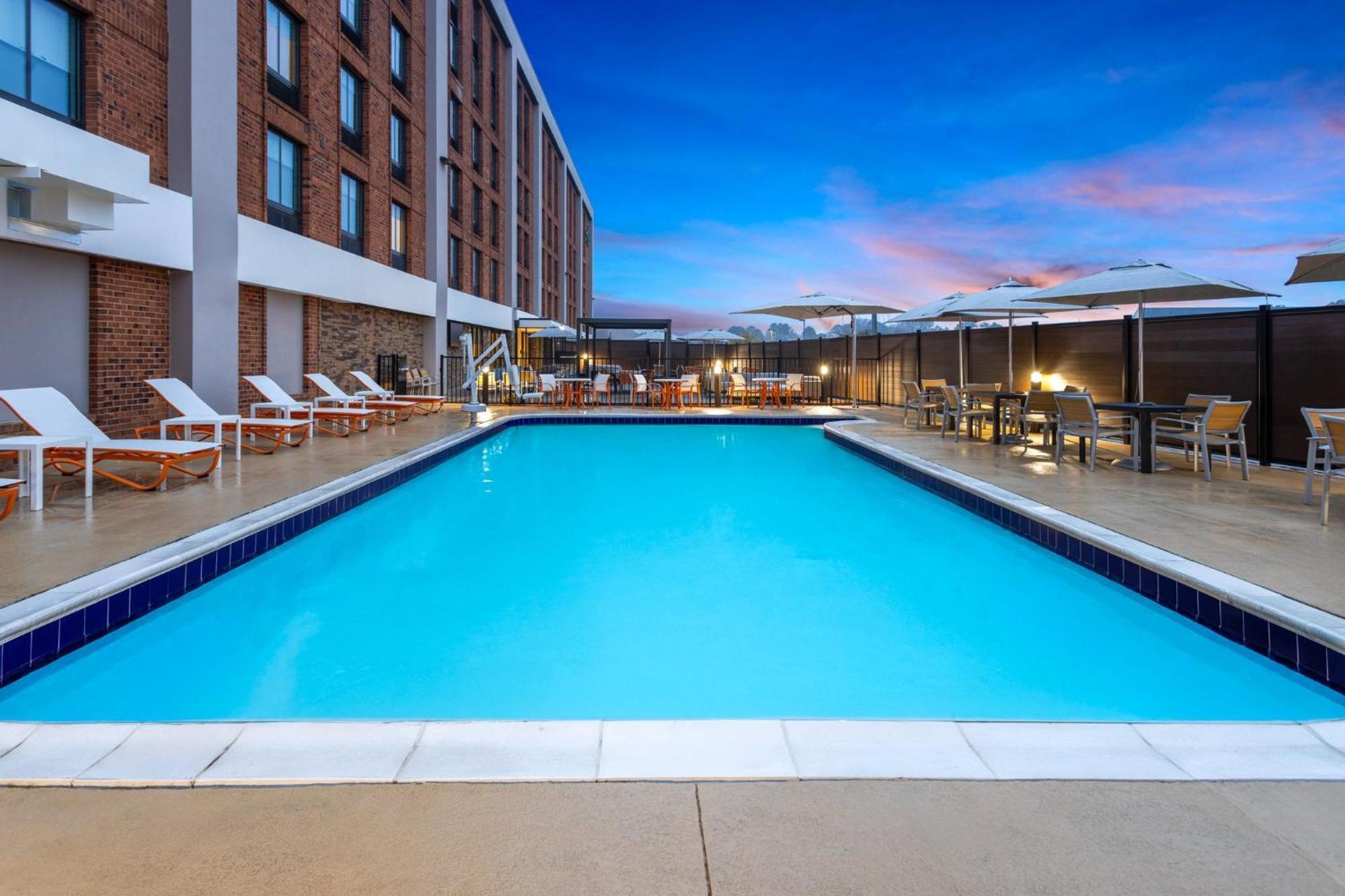 Holiday Inn & Suites Richmond West End, An Ihg Hotel เฮนริโค ภายนอก รูปภาพ